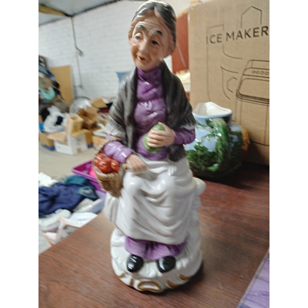 Vintage Porcelain Figurines Old Woman Farmer Fruit Apples‎ basket